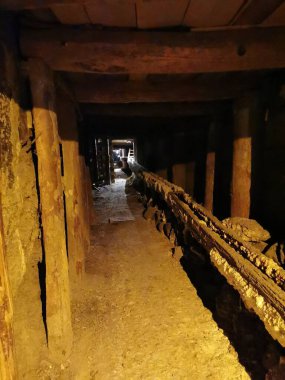 Krakow - Wieliczka, Polonya - 2 Aralık 2023 - Eski tarihten kalma tuz madeni tünelleri fotoğrafı