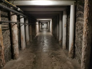 Krakow - Wieliczka, Polonya - 2 Aralık 2023 - Eski tarihten kalma tuz madeni tünelleri fotoğrafı