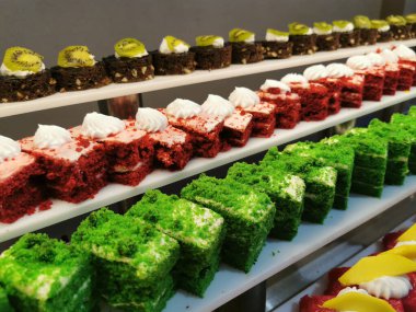 Mısırlıların oteldeki tatlıları güzel yemek arkaplanı olarak kullanılıyor.