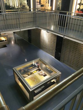 Prag, Çek Cumhuriyeti - 21 Nisan 2024 - Czech Ulusal Bankası - para ve banknotlar sergisi