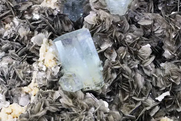 çok güzel doğal bir arka plan olan aquamarine mineral kristali