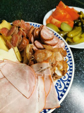 Czech salamı ve peyniri güzel bir arka plan.