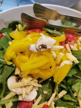 Farklı sebzeler ve salata.