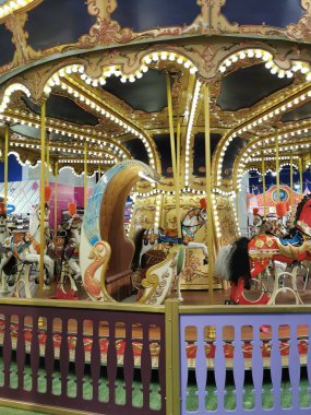 Prag, Çek Cumhuriyeti - 21 Nisan 2024 - Oyuncak dükkanı - eski atlıkarınca 