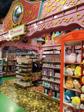 Prag, Çek Cumhuriyeti - 21 Nisan 2024 - oyuncakçı - farklı tys satışı