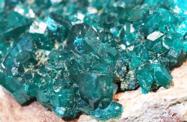 Bilinmeyen yeşil kristal mineral dokusu çok hoş bir arka plan.