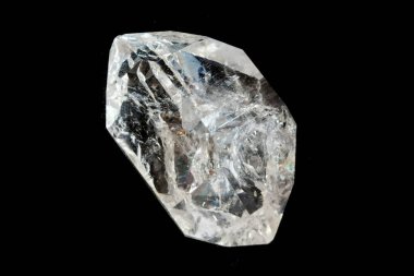 Herkimer elması siyah arkaplanda izole edilmiş.