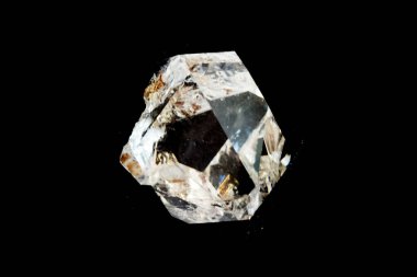 Herkimer elması siyah arkaplanda izole edilmiş.