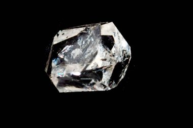 Herkimer elması siyah arkaplanda izole edilmiş.