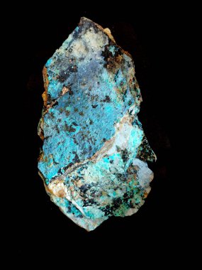 Siyah arkaplanda izole edilmiş krisocolla minerali