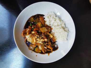 Çin yemeği kung pao güzel bir gurme geçmişi var.