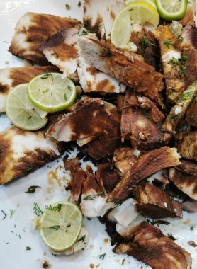 Izgara ton balığı, sebzeli ve sebzeli.