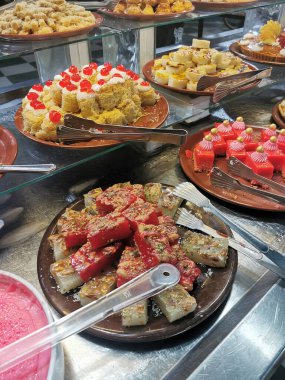 Mısırlıların oteldeki tatlıları güzel yemek arkaplanı olarak kullanılıyor.