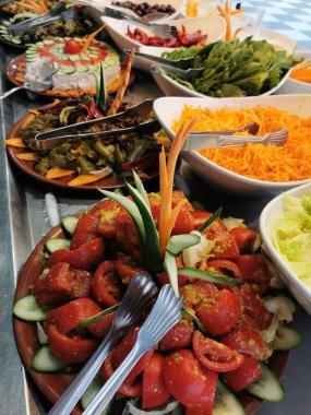 Farklı sebzeler ve salata.