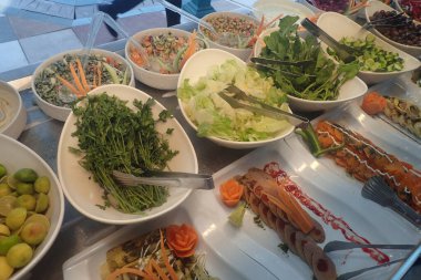 Farklı sebzeler ve salata.