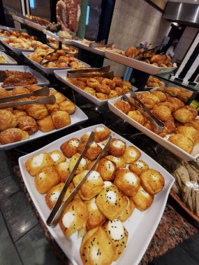 Mısırlıların oteldeki tatlıları güzel yemek arkaplanı olarak kullanılıyor.