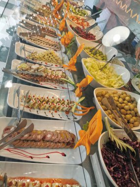 Küçük kanepe yemekleri çok güzel yemek arka planında.
