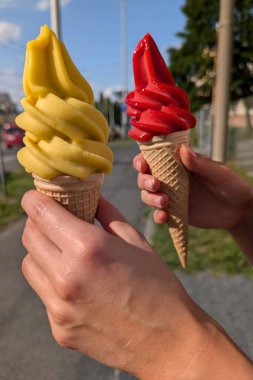 İnsan eliyle taze mango ve çilekli dondurma.