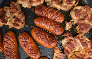 Taze ızgara sosis ve yiyecek olarak et.