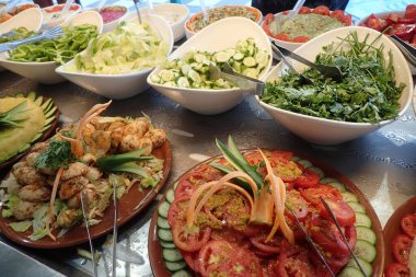 Farklı sebzeler ve salata.