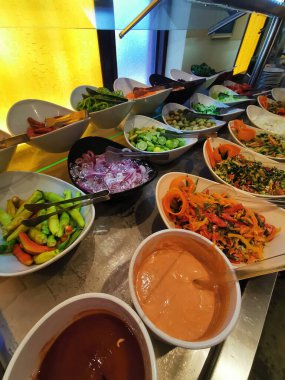 Farklı sebzeler ve salata.