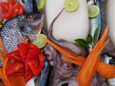 Balıklar ve balık pazarından gelen diğer hayvanlar.