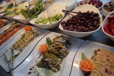 Farklı sebzeler ve salata.