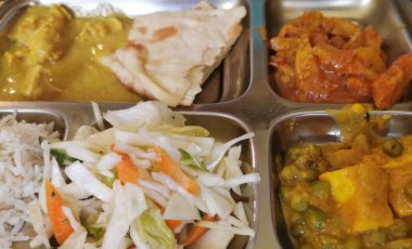 Geleneksel Hint yemeği evde yapılır.