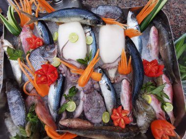 Balıklar ve balık pazarından gelen diğer hayvanlar.