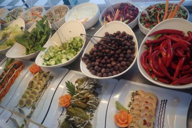 Farklı sebzeler ve salata.