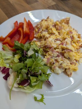 Sağlıklı yiyecekler olarak çırpılmış yumurta ve sebze. 