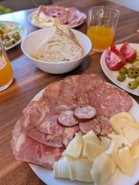 Çek Cumhuriyeti 'nden küçük, sağlıklı bir akşam yemeği.