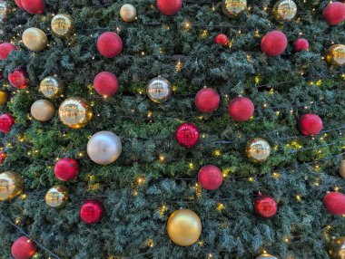 Dekorasyonlu ve renkli ışıklandırmalı noel ağacı dokusu