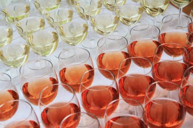 Kırmızı ve beyaz şaraplı bir sürü bardak.