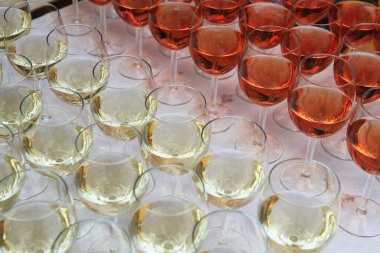 Kırmızı ve beyaz şaraplı bir sürü bardak.