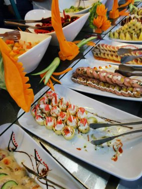 Küçük kanepe yemekleri çok güzel yemek arka planında.