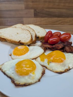 Domuz pastırması ve domatesli çikolotalı yumurta.