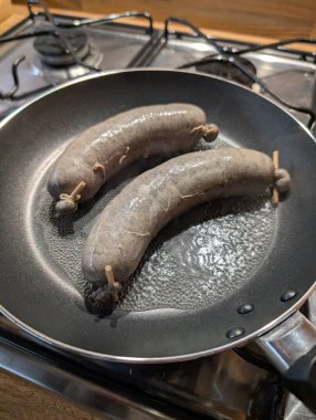 Sağlıksız yiyecek olarak domuz pastırmalı orginal czech işkembe sosisi