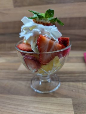 Mangolu ve çilekli meyveli dondurma.