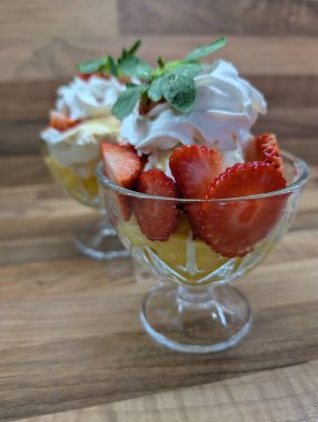 Mangolu ve çilekli meyveli dondurma.