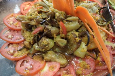 Farklı sebzeler ve salata.