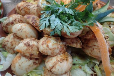 Kırmızı domatesli yumurta ve sebze güzel bir yemek arkaplanı.