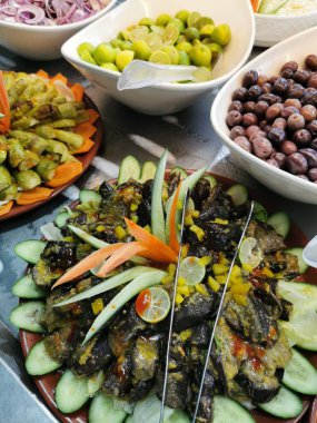 Farklı sebzeler ve salata.