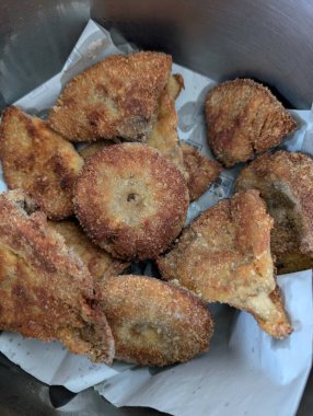 Şnitzel olarak geleneksel çeçen yemeği olarak kızarmış şemsiye mantarı. 