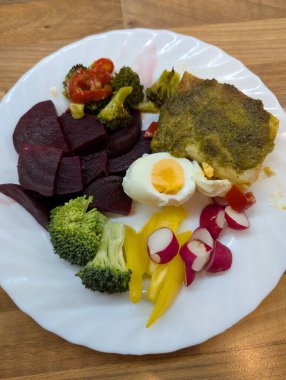 gurme olarak fesleğen soslu somon.