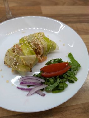 Lezzetli bir aperatif olarak sebzeli kabuklu rulo.