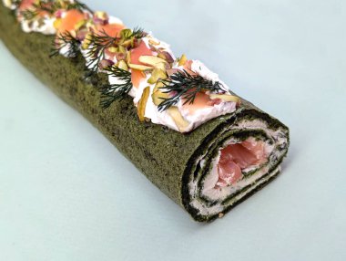 Jambon ve somonlu yeşil ıspanak rulosu