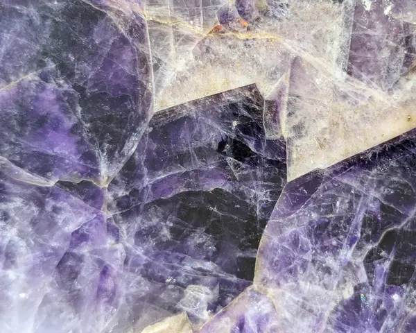 Çok güzel bir arkaplan olarak ametist mineral dokusu