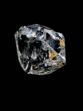 Siyah arkaplanda izole edilmiş herkimed elmas minerali