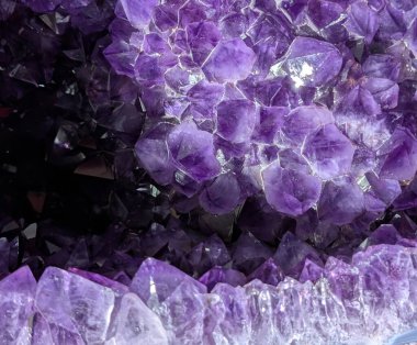 Çok güzel bir arkaplan olarak ametist mineral dokusu